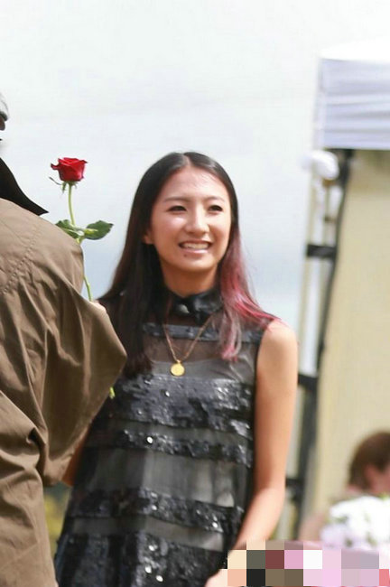 胡军女儿九儿初现荧屏 身材高挑面容姣好