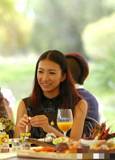 胡军女儿九儿初现荧屏 身材高挑面容姣好