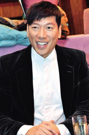 他是反派一哥 郑伊健死对头 把角色乌鸦表现的淋漓尽致