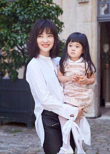 她与章子怡并称七朵金花 如今是婚姻幸福家庭美满且儿女双全