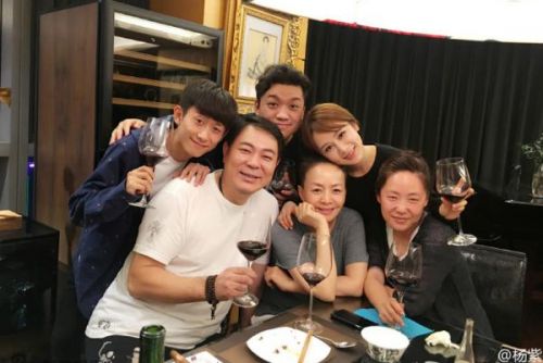 家有儿女主演重聚 时隔12年一家五口再聚首