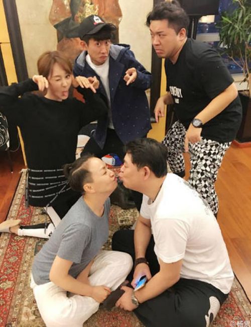 家有儿女主演重聚 时隔12年一家五口再聚首