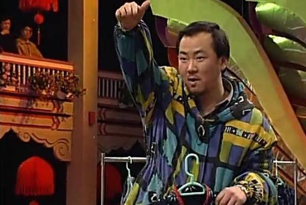 他靠春晚走红全国，赵薇给他配戏，50岁婚姻成谜