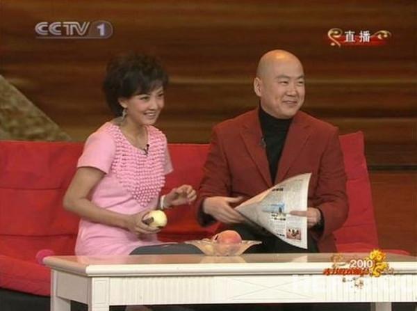 他靠春晚走红全国，赵薇给他配戏，50岁婚姻成谜