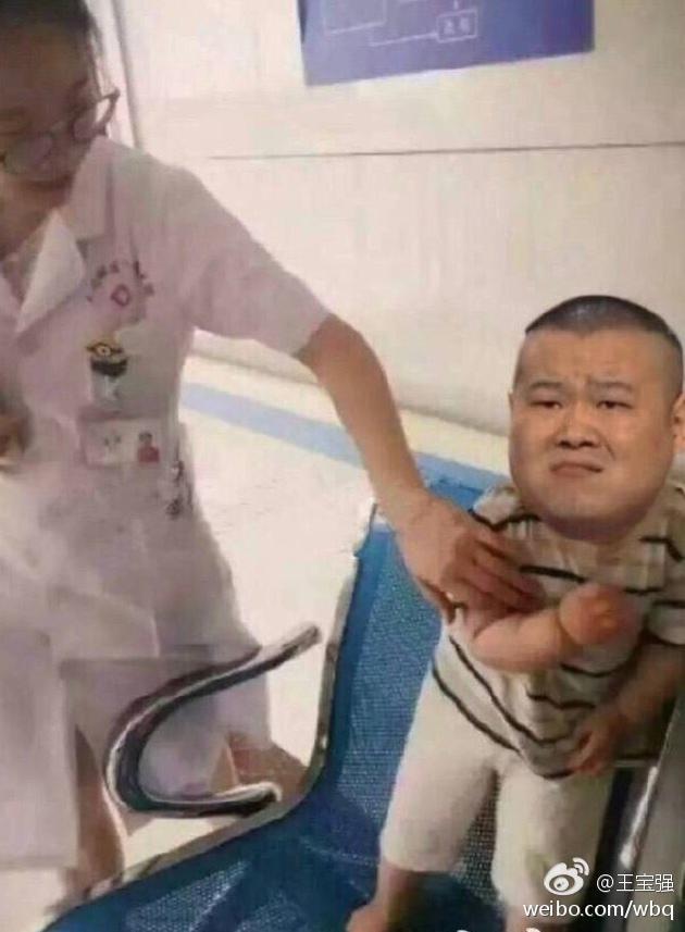 王宝强晒小岳岳表情包 调侃：熊孩子怕打针