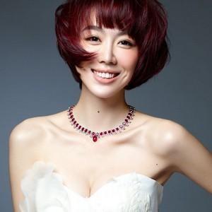她是宋丹丹干女儿，连上4年春晚，如今整容变网红脸