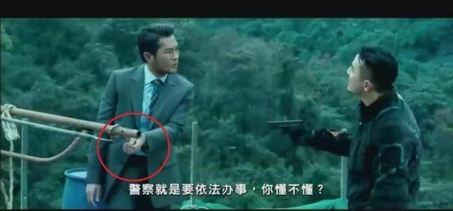搞笑穿帮镜头：迪丽热巴的手机好牛