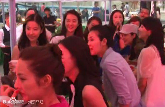 刘亦菲成最美伴娘 刘亦菲的大学同学竟然有他们