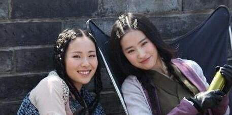 刘亦菲成最美伴娘 刘亦菲的大学同学竟然有他们