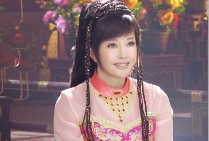 这两人年轻却沦为妈妈专业户 一个因太漂亮一个太有气质