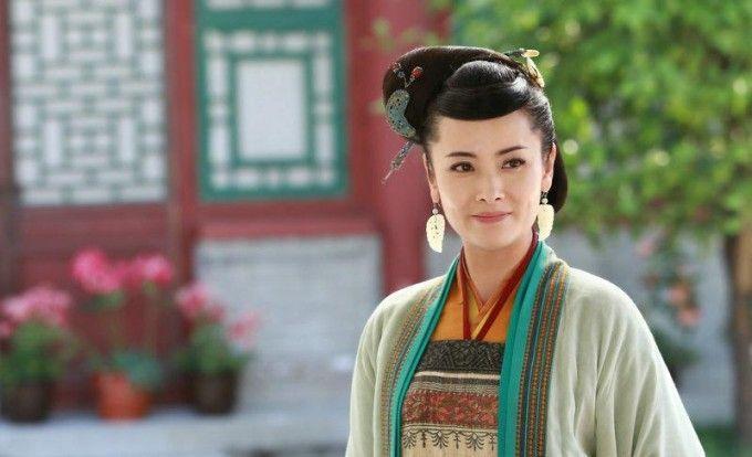 这两人年轻却沦为妈妈专业户一个因太漂亮一个太有气质