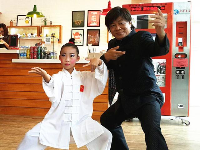 还记得《大侠霍元甲》陈真吗 70岁还能打 20岁女儿超漂亮