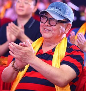 72岁“猪八戒”马德华儿子近照曝光 高大帅气