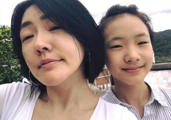 小S穿深V泳装秀身材 和大女儿合照似姐妹