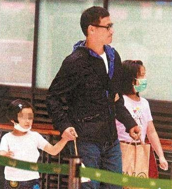 56岁张学友为避免与17岁女儿有代沟，暖心做这事！