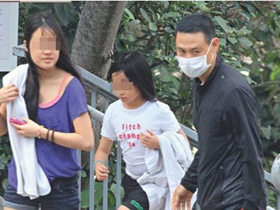 56岁张学友为避免与17岁女儿有代沟，暖心做这事！