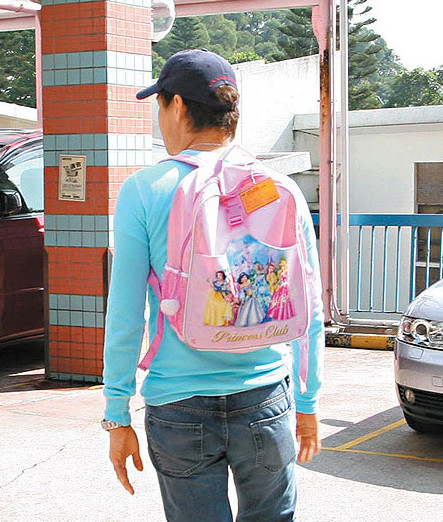 56岁张学友为避免与17岁女儿有代沟，暖心做这事！