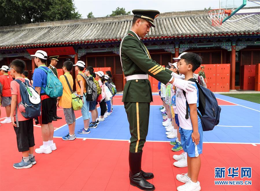 香港小学生走进天安门国旗护卫队营地