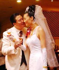 揭万梓良三段情史：邓萃雯曾当众喊其“爸爸”