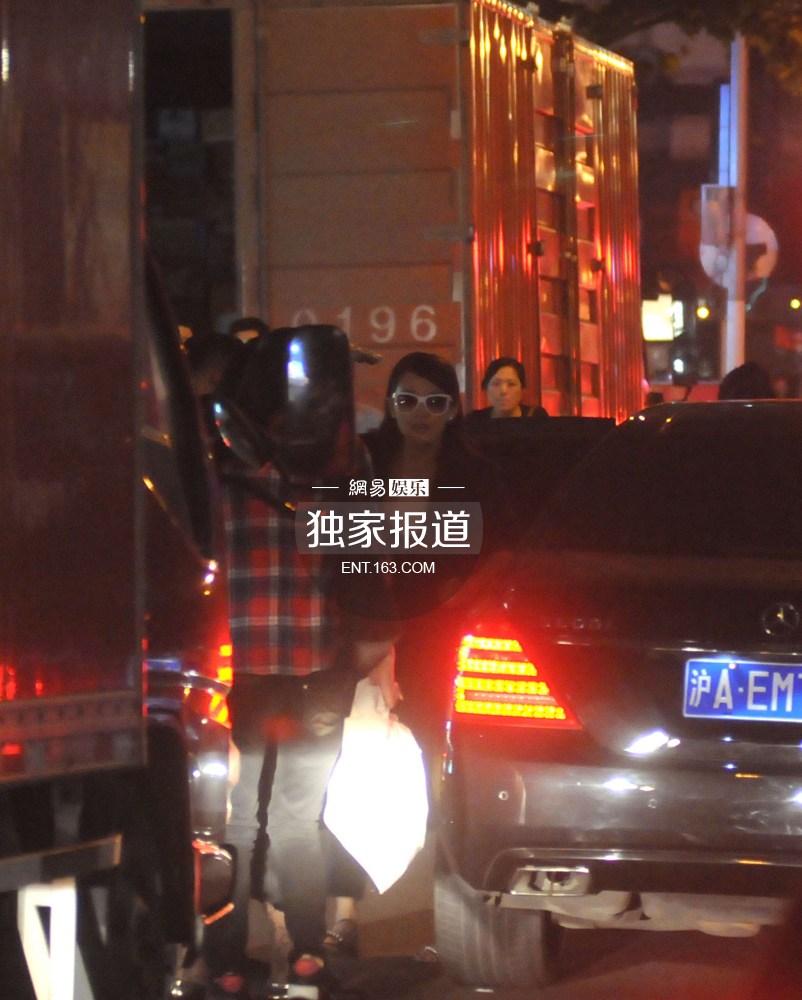 章子怡汪峰深夜吃暖锅 见记者偷拍忙喊保镖护驾