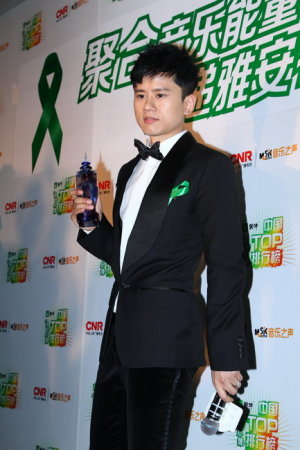 中国TOP排行榜颁奖礼举行 众歌手为雅安祈福