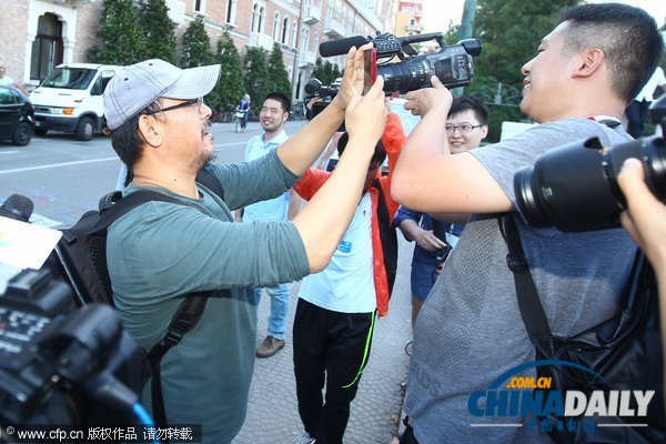 姜文休闲装抵达威尼斯 与媒体记者玩对拍