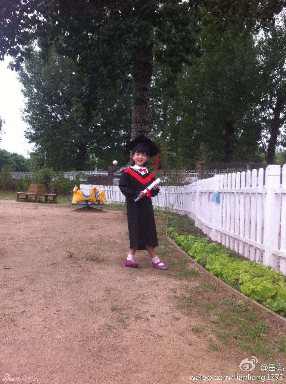 森碟幼儿园毕业穿小小学士服有模有样