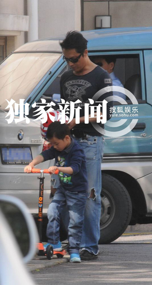马景涛陪儿子玩滑板车 照顾周到慈父样尽显