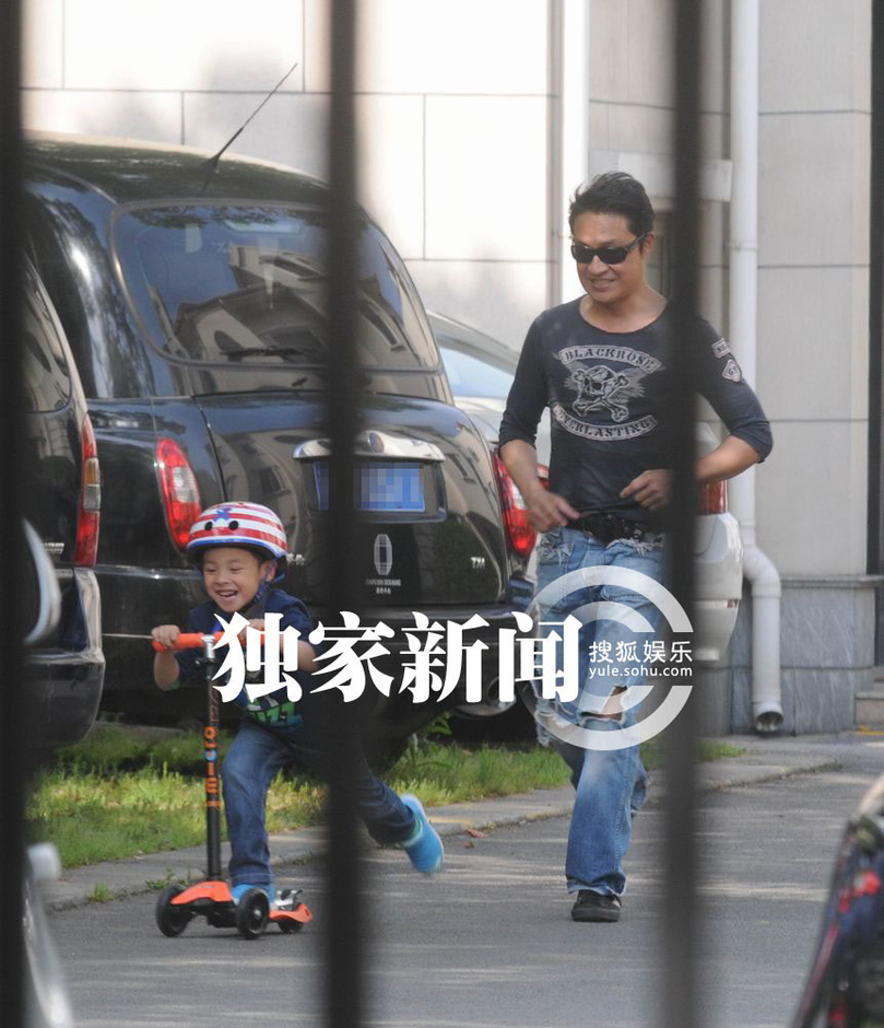 马景涛陪儿子玩滑板车 照顾周到慈父样尽显