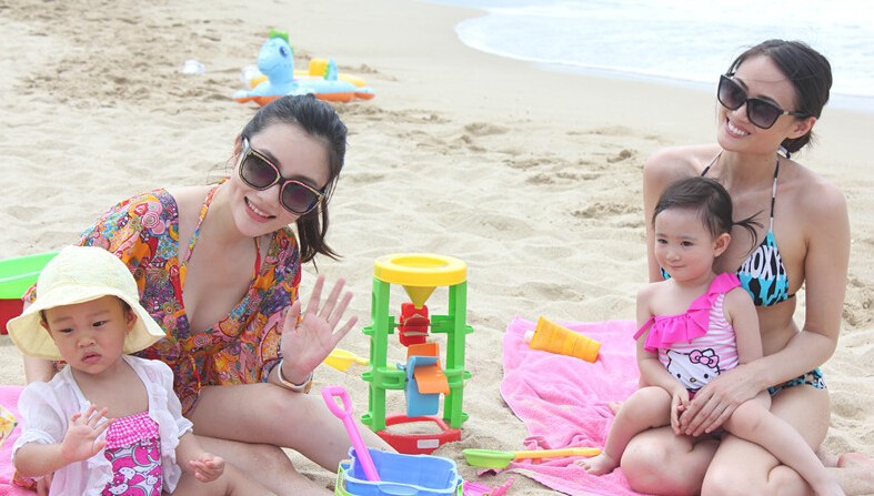 李小璐与奥莉妈海滩秀身材 两宝贝卖萌玩沙