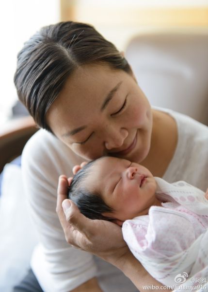 阿雅西雅图产下女婴 已与华裔男友结婚