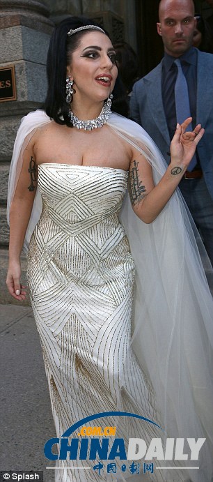 Lady Gaga穿婚纱浓妆亮相 疑似再度发福
