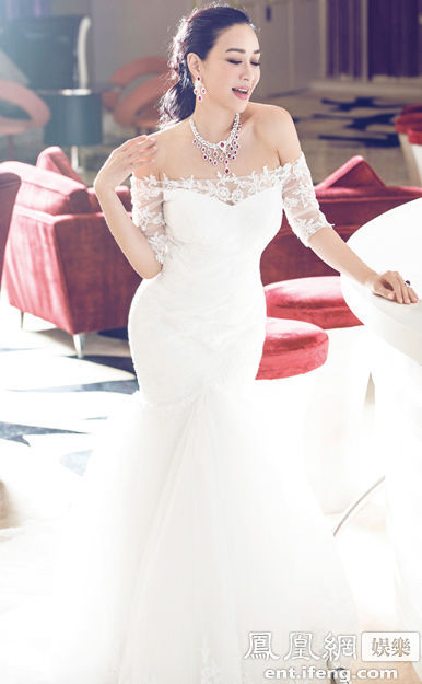 43岁钟丽缇披透视婚纱登封面 大秀S曲线