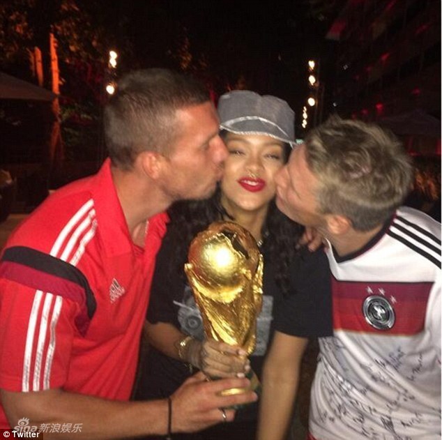 蕾哈娜与德国队狂欢 小猪与王子左右献吻