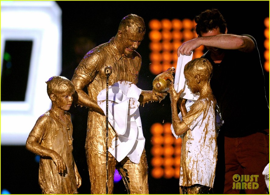 贝克汉姆携爱子颁奖 父子被泼成小金人展现“黄金笑容”