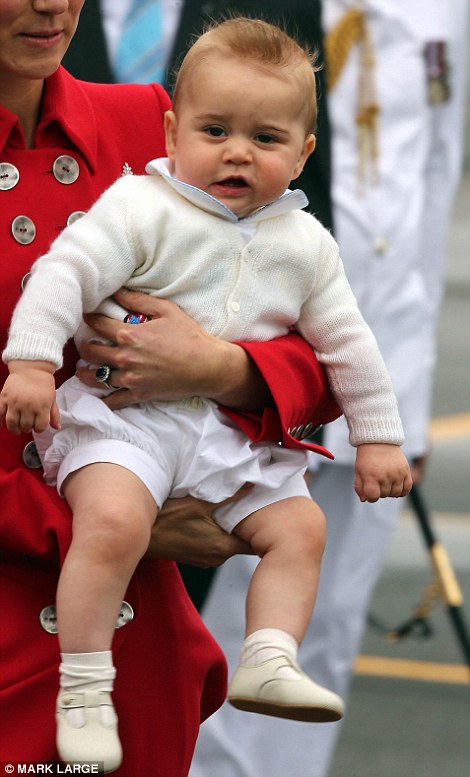 乔治小王子一岁了！ 英王室曝一家三口戏蝴蝶萌照