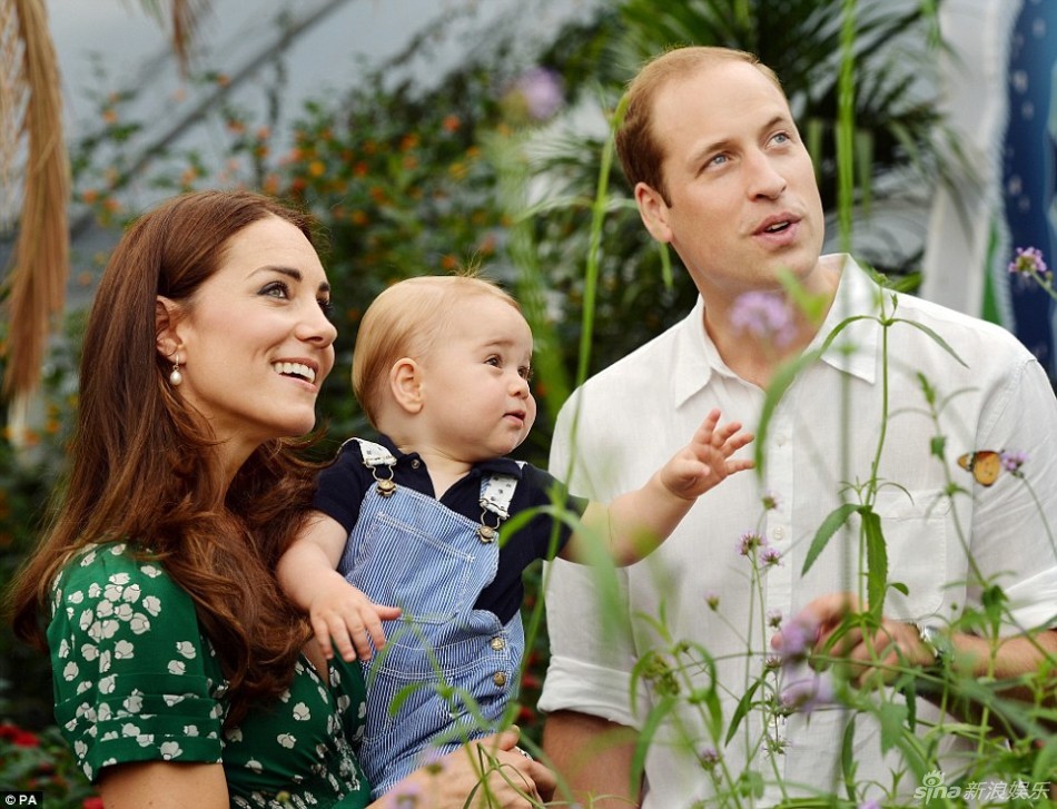 英国小王子乔治满周岁 图揭萌童成长记