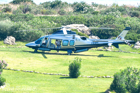 59岁比尔盖茨全家悠闲度假 开直升机返游艇
