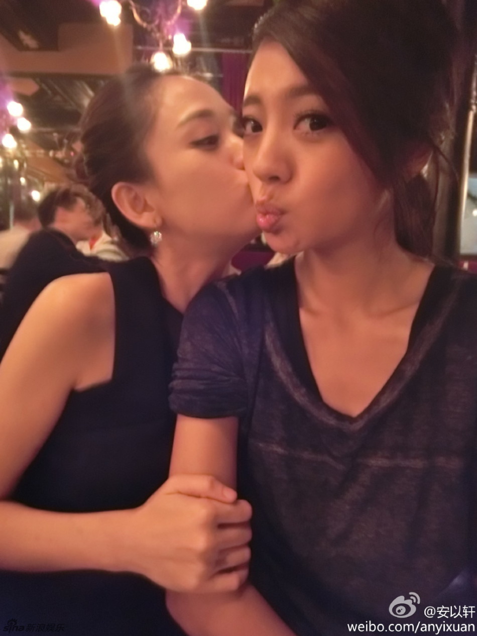 安以轩巴黎庆34岁生日 陈乔恩献吻寿星陈妍希乖巧出镜