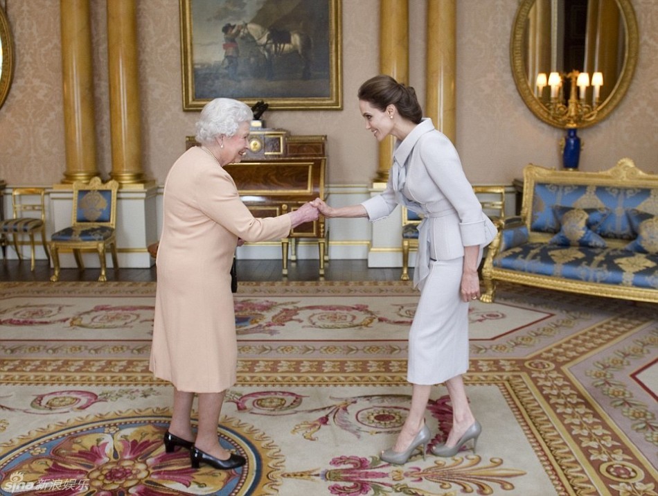 朱莉现身白金汉宫授勋 获英国女王接见