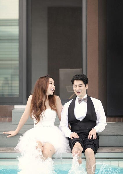 变性韩星河莉秀结婚八周年 与老公甜蜜拍婚纱照