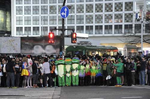 东京涉谷涌现上百“忍者神龟”引围观