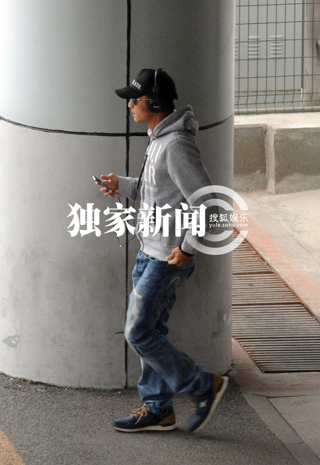 45岁王菲与好友街边踢毽子 活泼蹦跳似少女