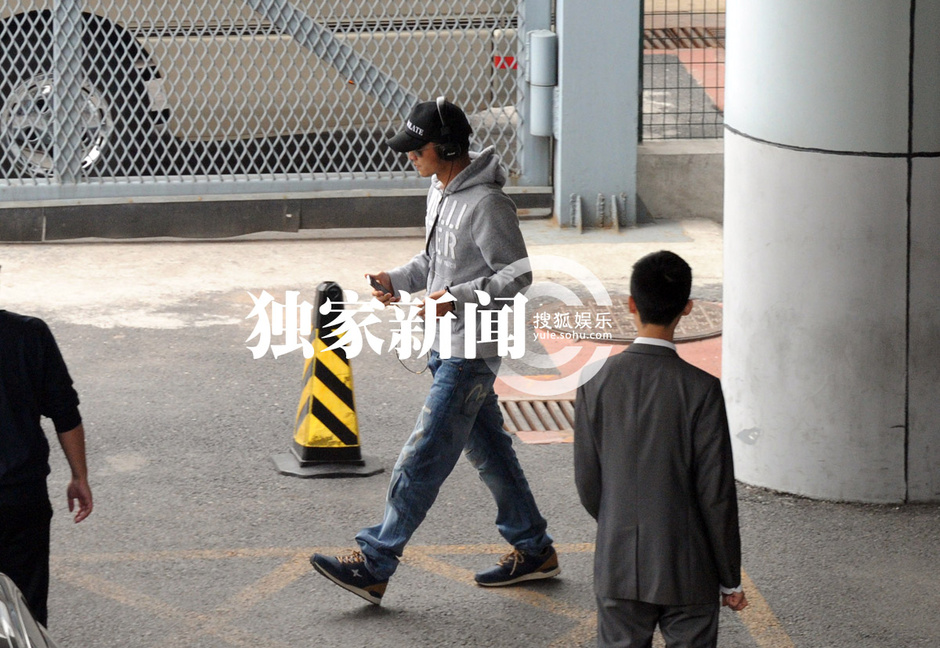 45岁王菲与好友街边踢毽子 活泼蹦跳似少女