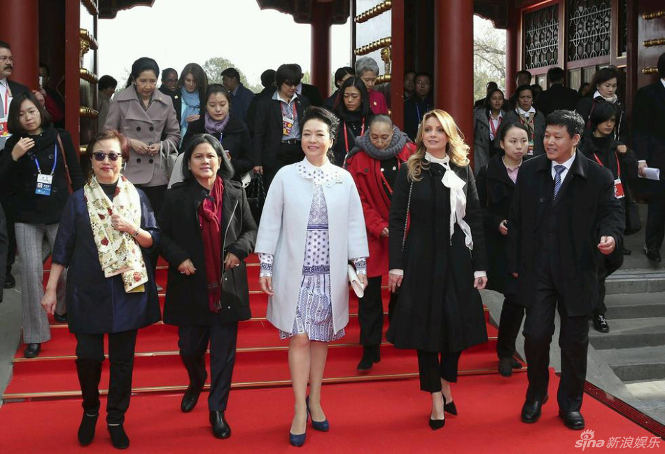 彭丽媛同APEC经济体领导夫人游颐和园