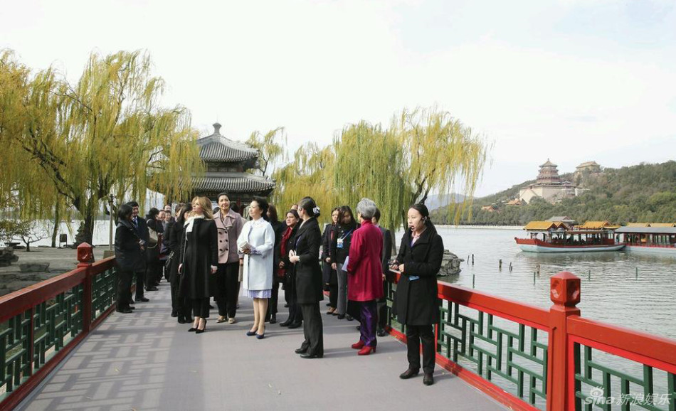彭丽媛同APEC经济体领导夫人游颐和园