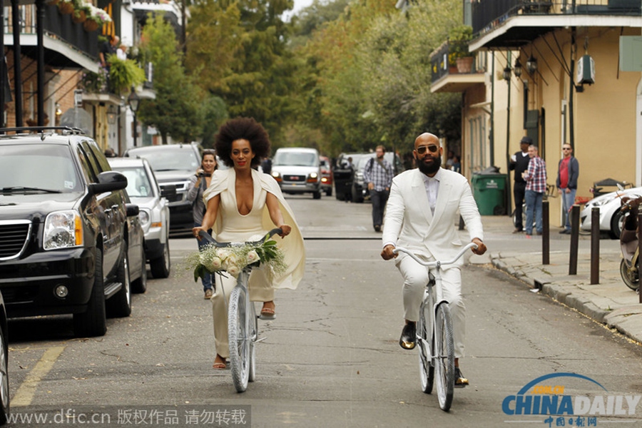 碧昂斯妹妹骑自行车出嫁 白色斗篷西装中性婚纱时尚爆棚