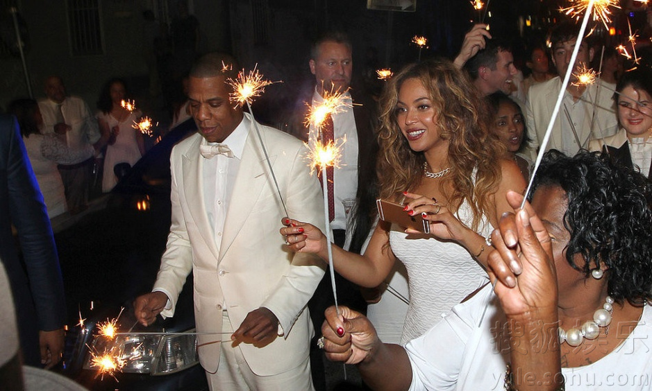 碧昂斯携Jay-Z出席妹妹婚礼 童心大发玩烟花