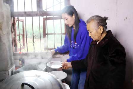 杨恭如助拍“希望厨房”为山区儿童烹饪爱的味道