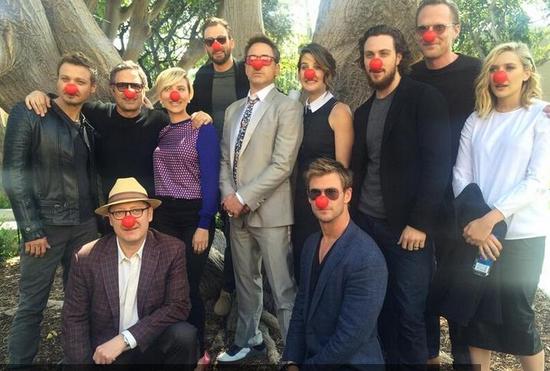 唐尼发《复联2》宣传幕后照 戴红鼻子助力公益